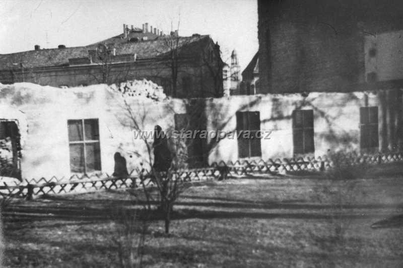 rybitrh (1).jpg - Bourání domů za Matičním domem, pohled od sadů.Fotografie z doby kolem roku 1900.
